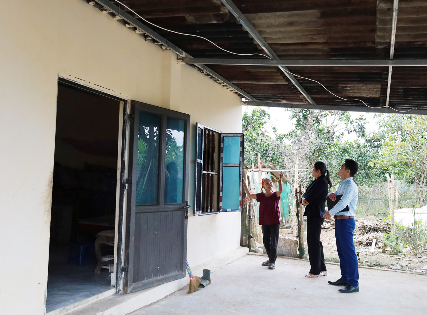 Bà Hà Thị Nhẫn hạnh phúc khi được ở trong ngôi nhà kiên cố. Bà Hà Thị Nhẫn hạnh phúc khi được ở trong ngôi nhà kiên cố.