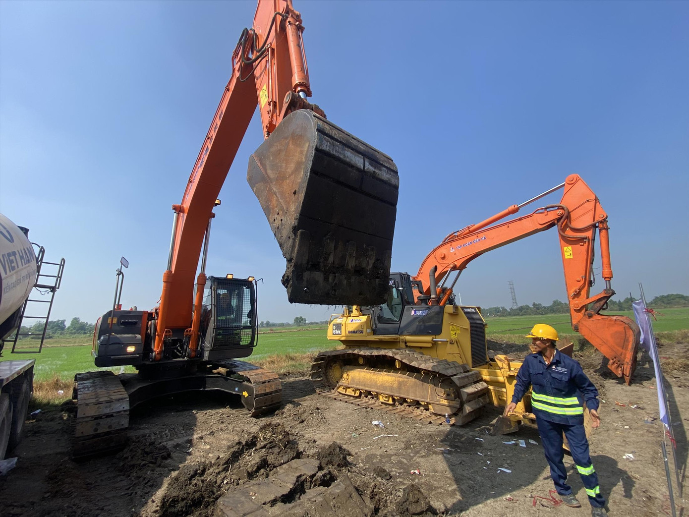 Công trường dự án Vành đai 3 TPHCM đoạn qua huyện Hóc Môn. Ảnh: H.H Công trường dự án Vành đai 3 TPHCM đoạn qua huyện Hóc Môn. Ảnh: H.H