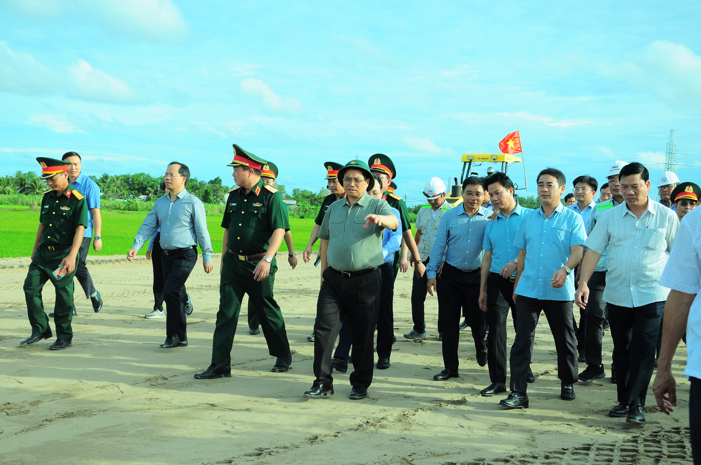 Thủ tướng Phạm Minh Chính kiểm tra dự án cao tốc tại Hậu Giang hồi tháng 7/2024. Đây là tỉnh có điểm giao cắt của 2 tuyến cao tốc quy mô lớn nhất ĐBSCL hiện nay