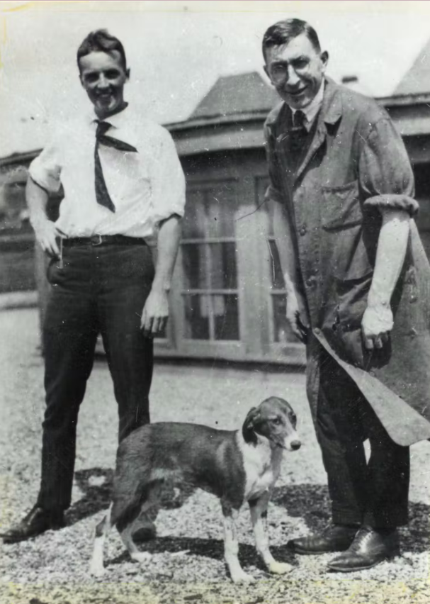 Ông Frederick Banting và ông Charles Best (trái) với một chú chó trên nóc Bệnh viện Y tế Đại học Toronto, tháng 8/1921