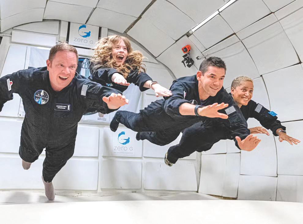 Tỷ phú Jared Isaacman (thứ 2 từ phải sang), giám đốc điều hành của Draken International, trong tàu vũ trụ Inspiration4. Ảnh: The Independent