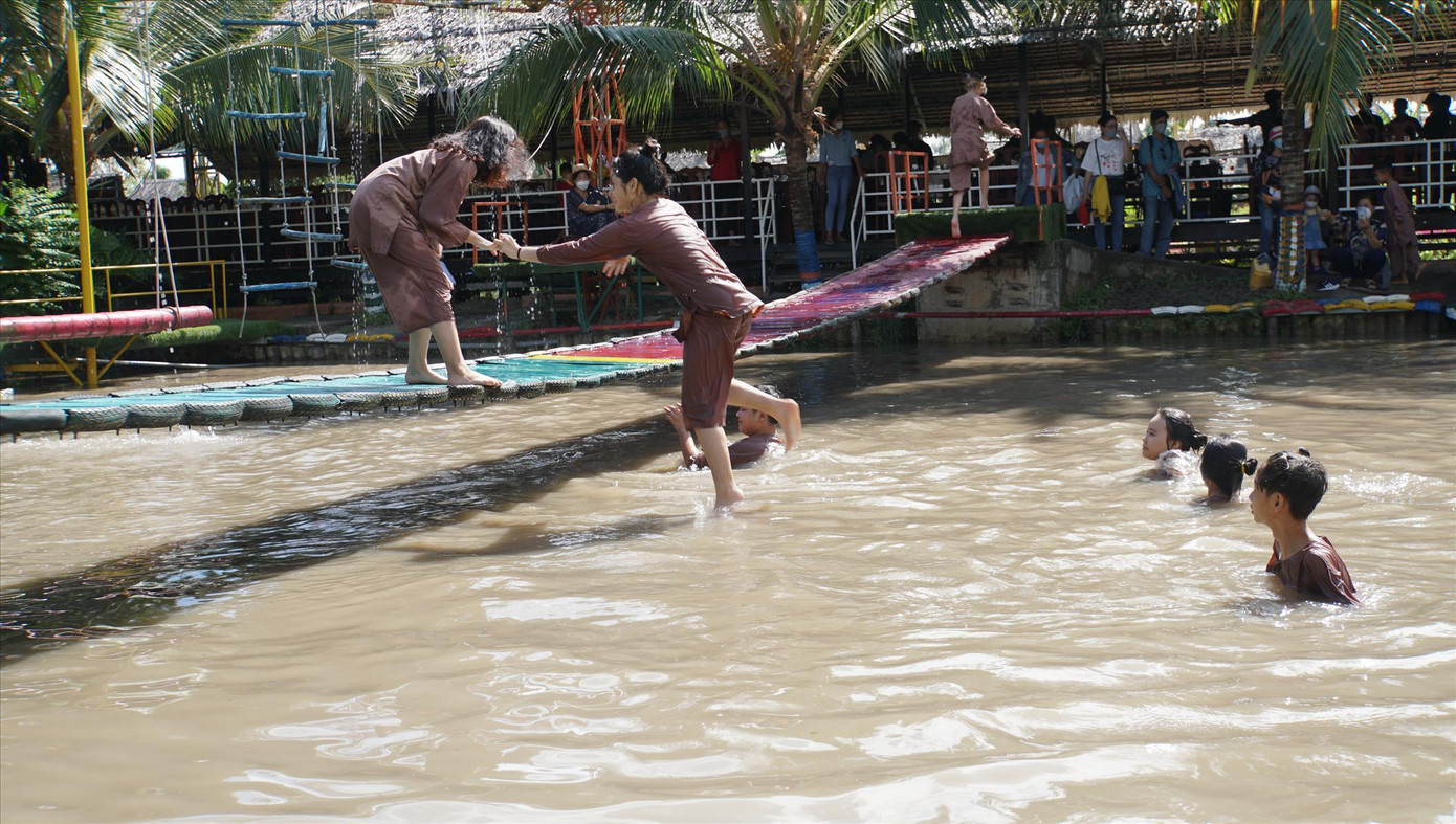 Du khách trải nghiệm trò chơi dân gian tại Cần Thơ. Ảnh: Hòa Hội Du khách trải nghiệm trò chơi dân gian tại Cần Thơ. Ảnh: Hòa Hội
