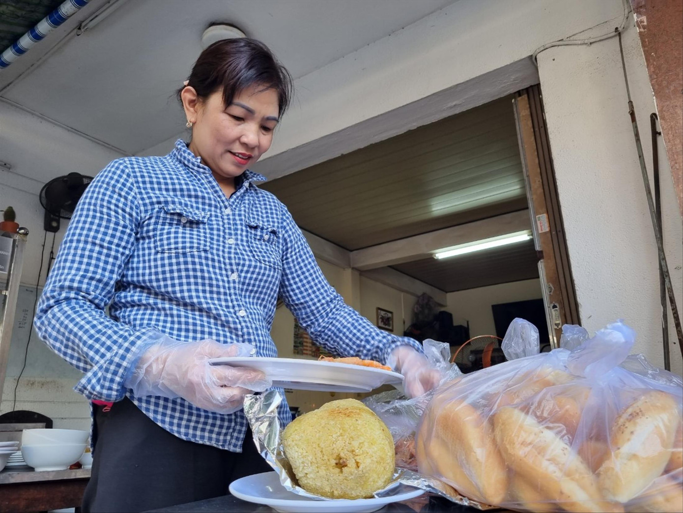 Chị Huyền Phương (xã Điện Thọ, thị xã Điện Bàn, tỉnh Quảng Nam) chuẩn bị mâm tiệc cúng tất niên cho một gia đình tại quận Hải Châu, TP Đà Nẵng. Ảnh: Thanh Trần Chị Huyền Phương (xã Điện Thọ, thị xã Điện Bàn, tỉnh Quảng Nam) chuẩn bị mâm tiệc cúng tất niên cho một gia đình tại quận Hải Châu, TP Đà Nẵng. Ảnh: Thanh Trần