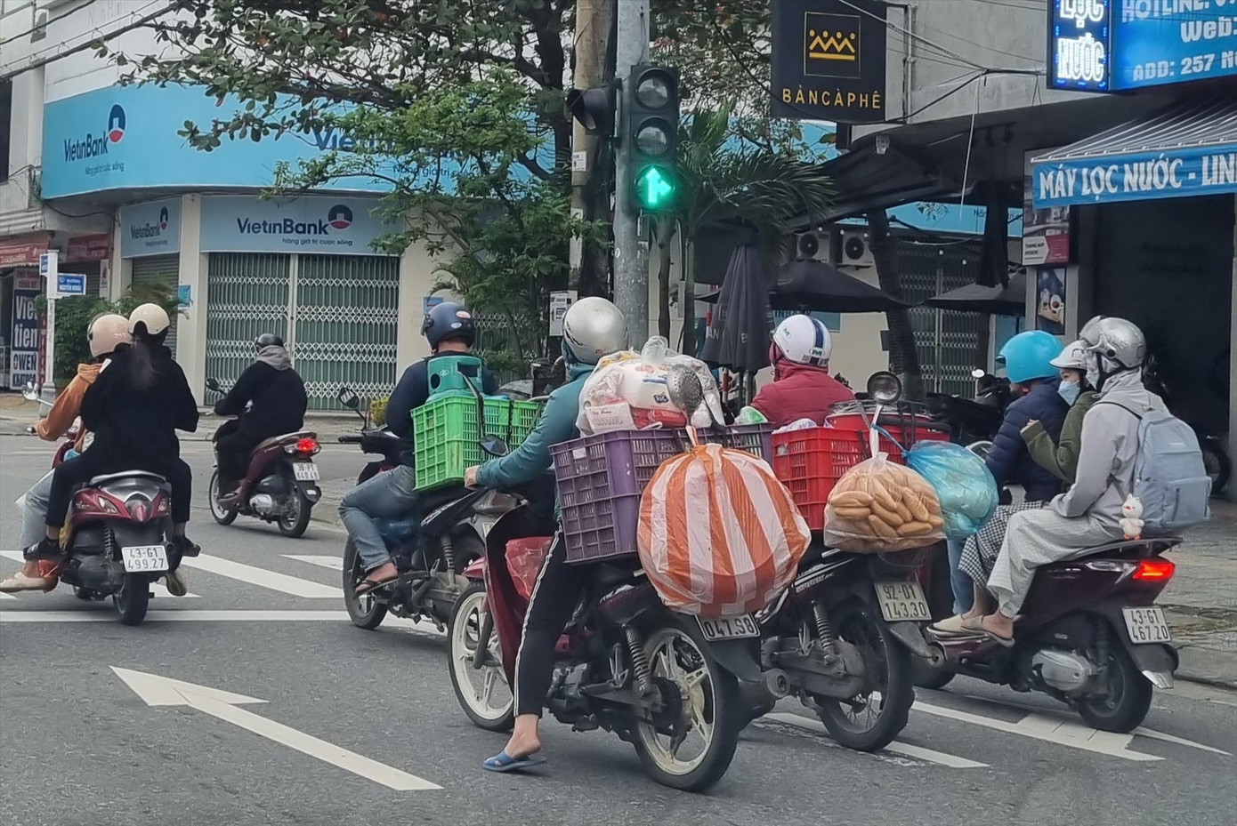 Những bàn tiệc theo xe máy từ Quảng Nam ra phục vụ người dân Đà Nẵng ngày giáp Tết. Ảnh: Thanh Trần Những bàn tiệc theo xe máy từ Quảng Nam ra phục vụ người dân Đà Nẵng ngày giáp Tết. Ảnh: Thanh Trần