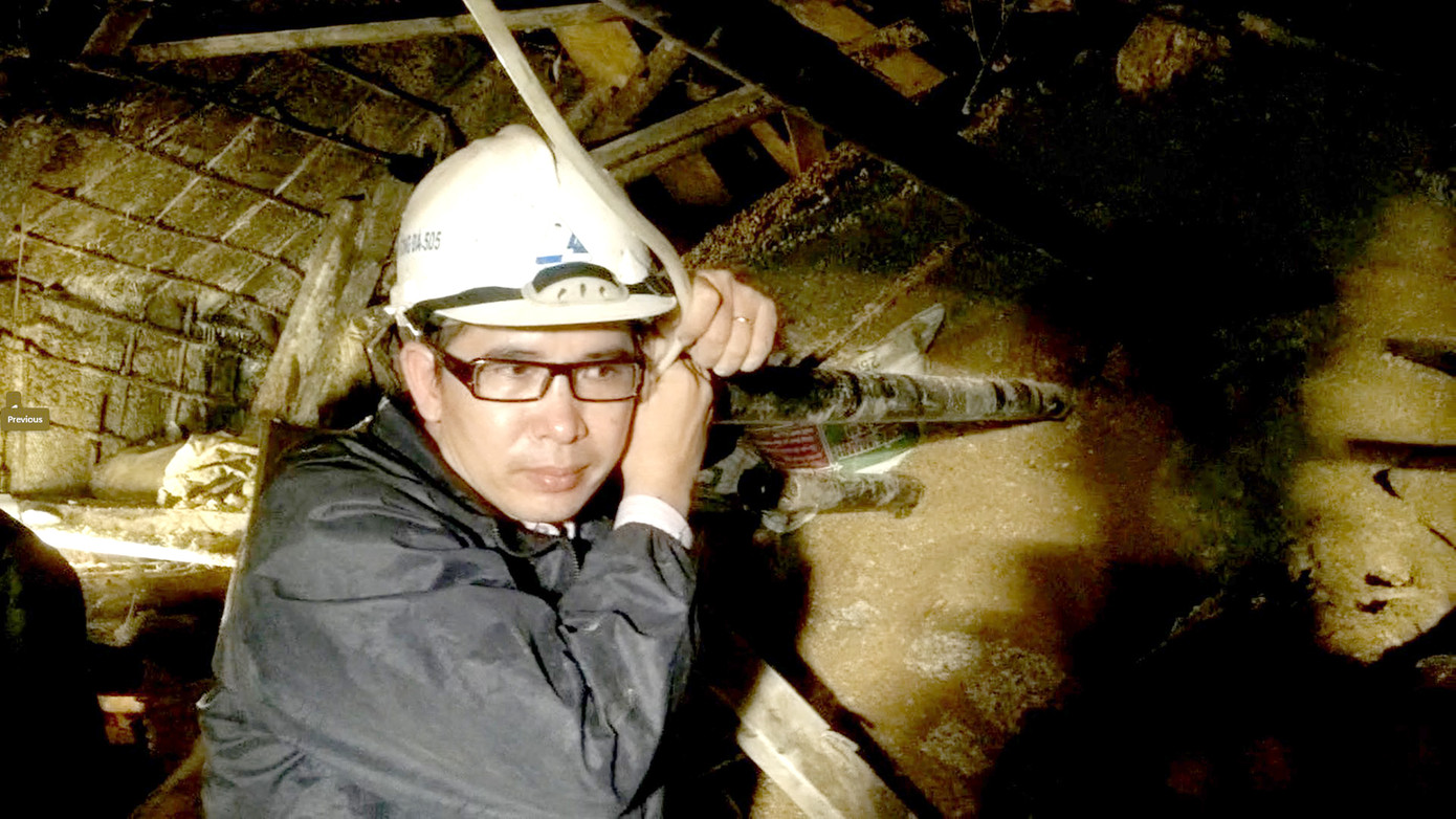 Lực lượng cứu hộ trao đổi với công nhân mắc kẹt qua ống khoan. Ảnh: H.Việt