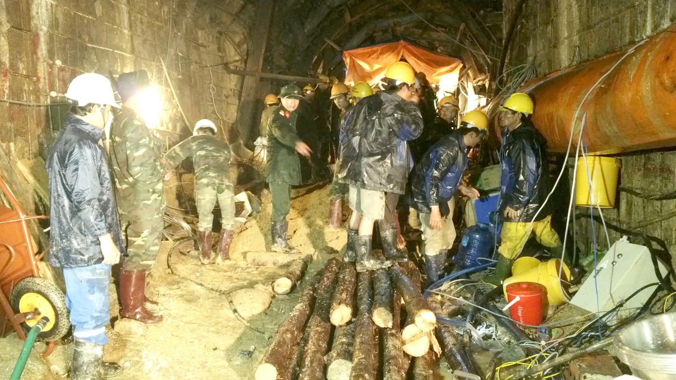 Hình ảnh chỉ báo Tiền Phong có được tại vị trí sạt lở hầm thủy điện Đạ Dâng, lực lượng cứu hộ thực hiện khoan và đào 2 lối hầm để tiếp cận vị trí 12 công nhân mắc kẹt. Ảnh: H.Việt