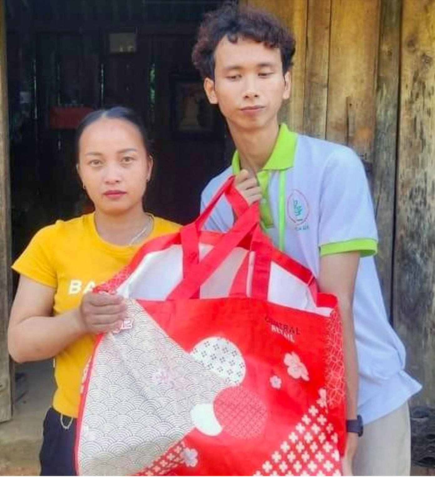 Anh Tạ Bình An - Phó Chủ nhiệm CLB Hoa đá tích cực tham gia hoạt động xã hội. Ảnh: NVCC