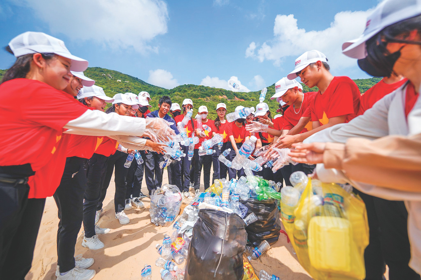 Làm sạch bãi biển và trồng cây là một trong nhiều hoạt động “xanh” trong khuôn khổ Tiền Phong Marathon 2024