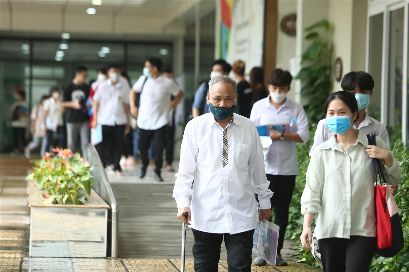 Thí sinh lớn tuổi nhất kỳ thi chống nạng rời điểm thi. Ảnh: Trọng Tài Thí sinh lớn tuổi nhất kỳ thi chống nạng rời điểm thi. Ảnh: Trọng Tài