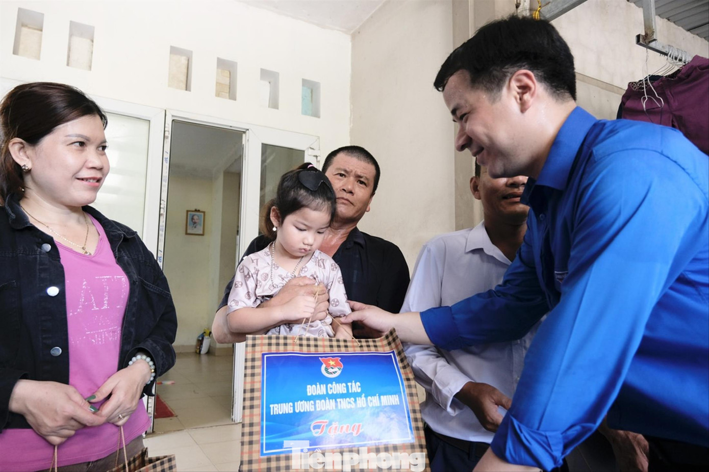 Bí thư T.Ư Đoàn Ngô Văn Cương tặng quà cho các hộ dân sống trên đảo. Ảnh: Châu Linh Bí thư T.Ư Đoàn Ngô Văn Cương tặng quà cho các hộ dân sống trên đảo. Ảnh: Châu Linh