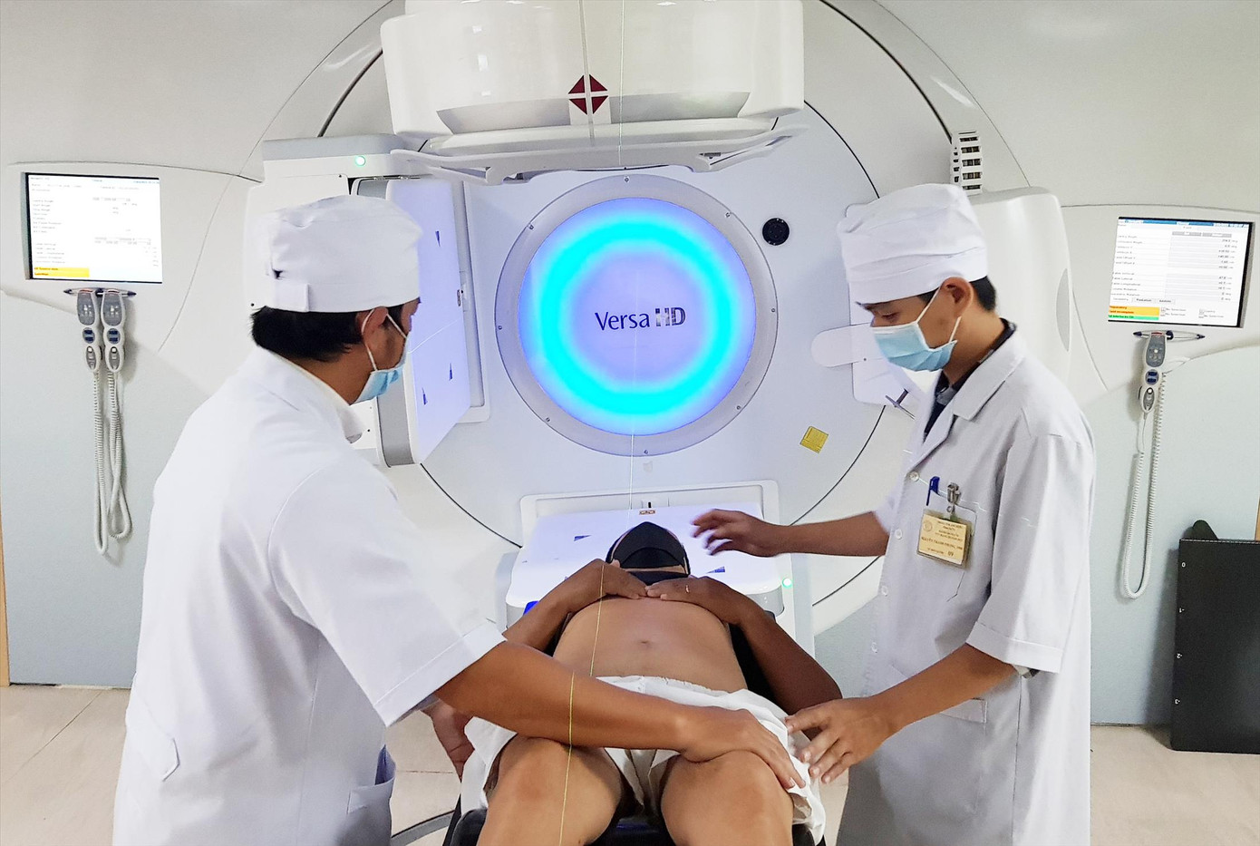 Dược chất phóng xạ được sử dụng rộng rãi trong chẩn đoán, xác định giai đoạn bệnh lý, phát hiện sớm, theo dõi bệnh ung thư tái phát. Ảnh: Vân Sơn