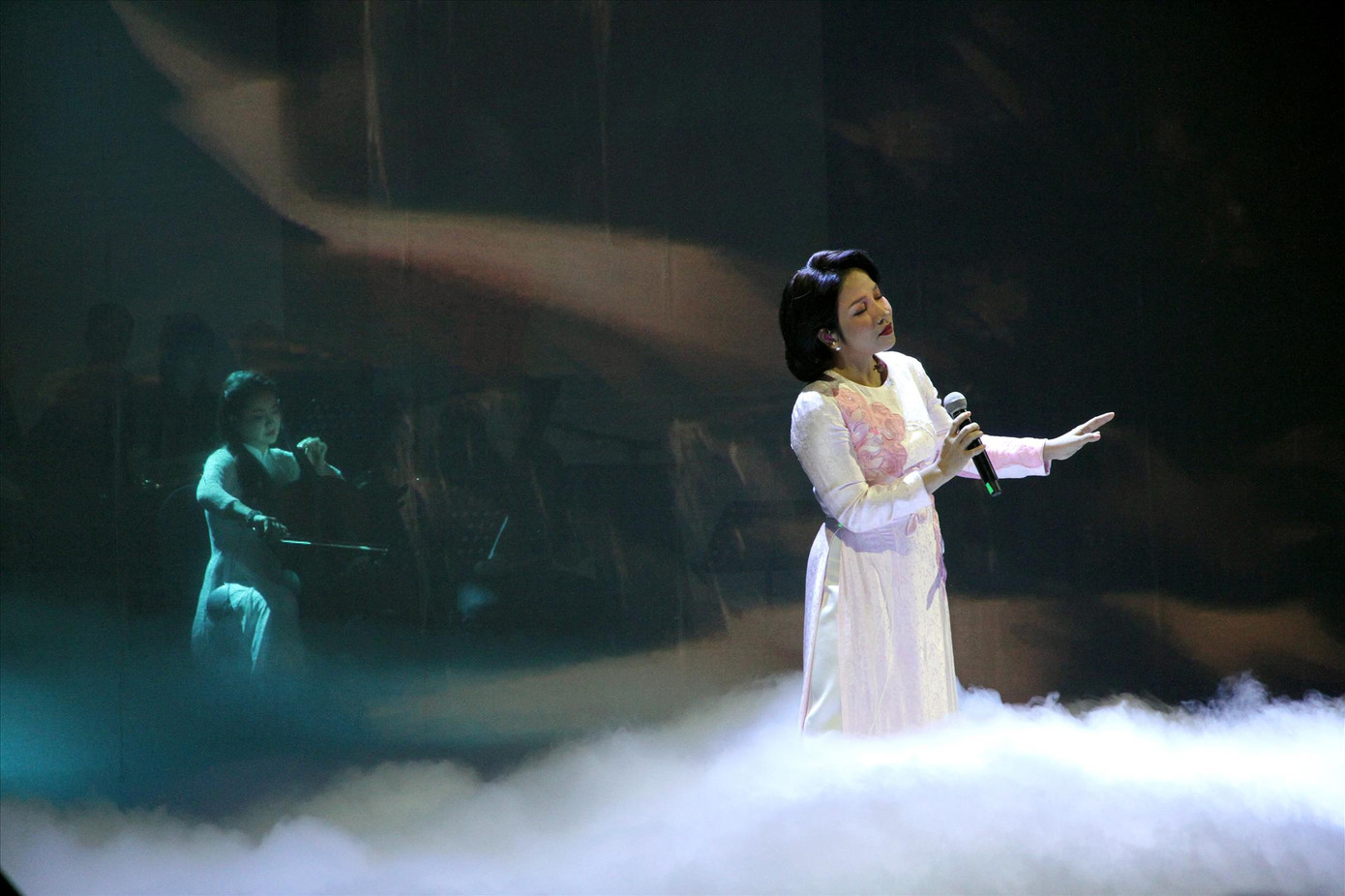 Ca sĩ Mỹ Linh trong đêm nhạc Ðàn chim Việt kỷ niệm sinh nhật lần thứ 100 của Văn Cao. Ảnh: N.M.HÀ