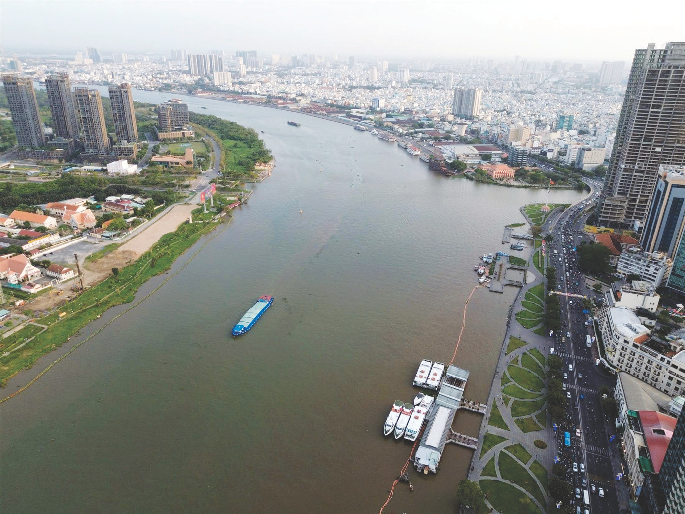 Hành lang ven sông Sài Gòn còn nhiều tiềm năng khai thác. Ảnh: Hữu Huy
