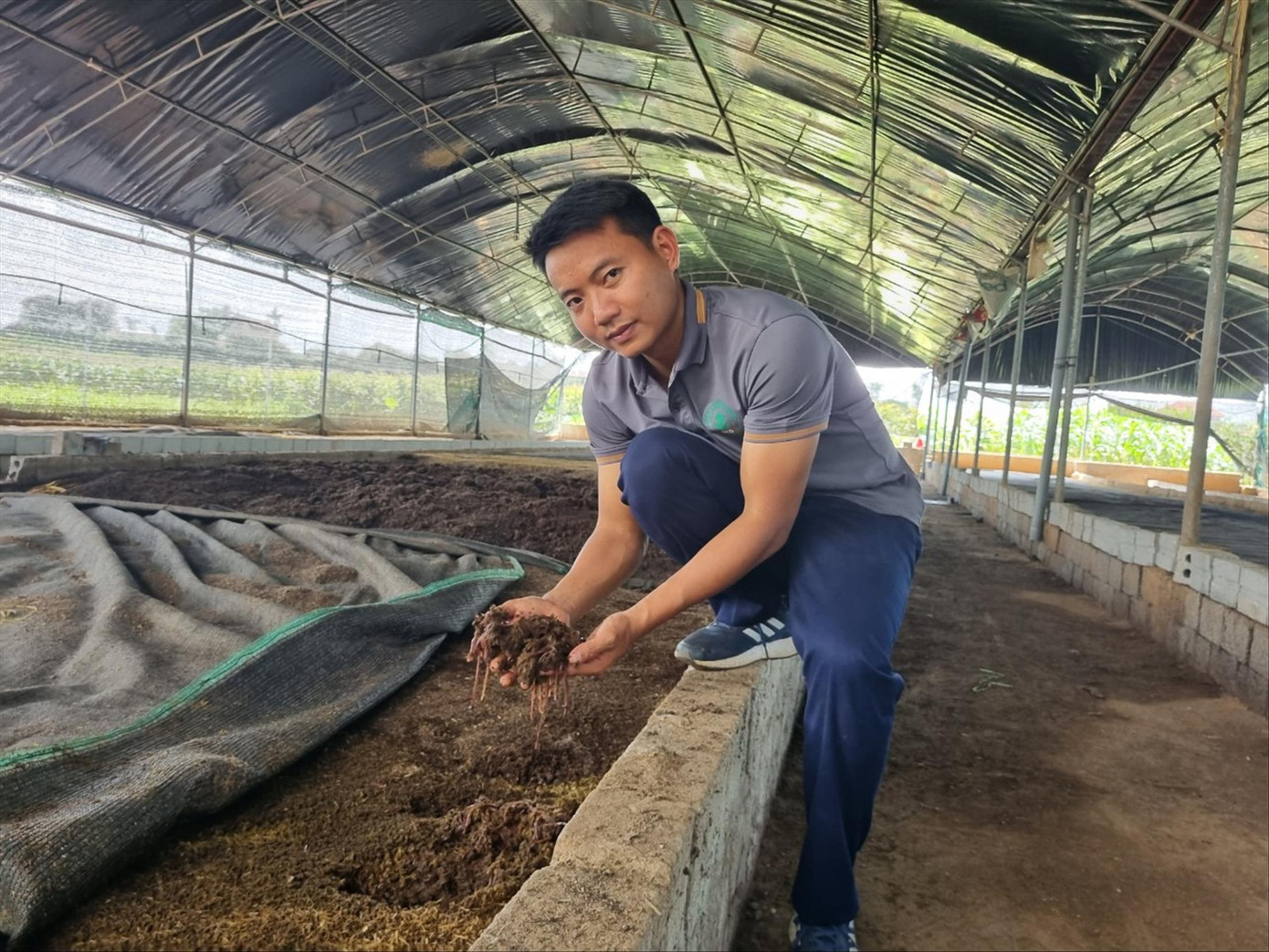 Nguyễn Thành Luân giới thiệu sản phẩm giun quế Nguyễn Thành Luân giới thiệu sản phẩm giun quế