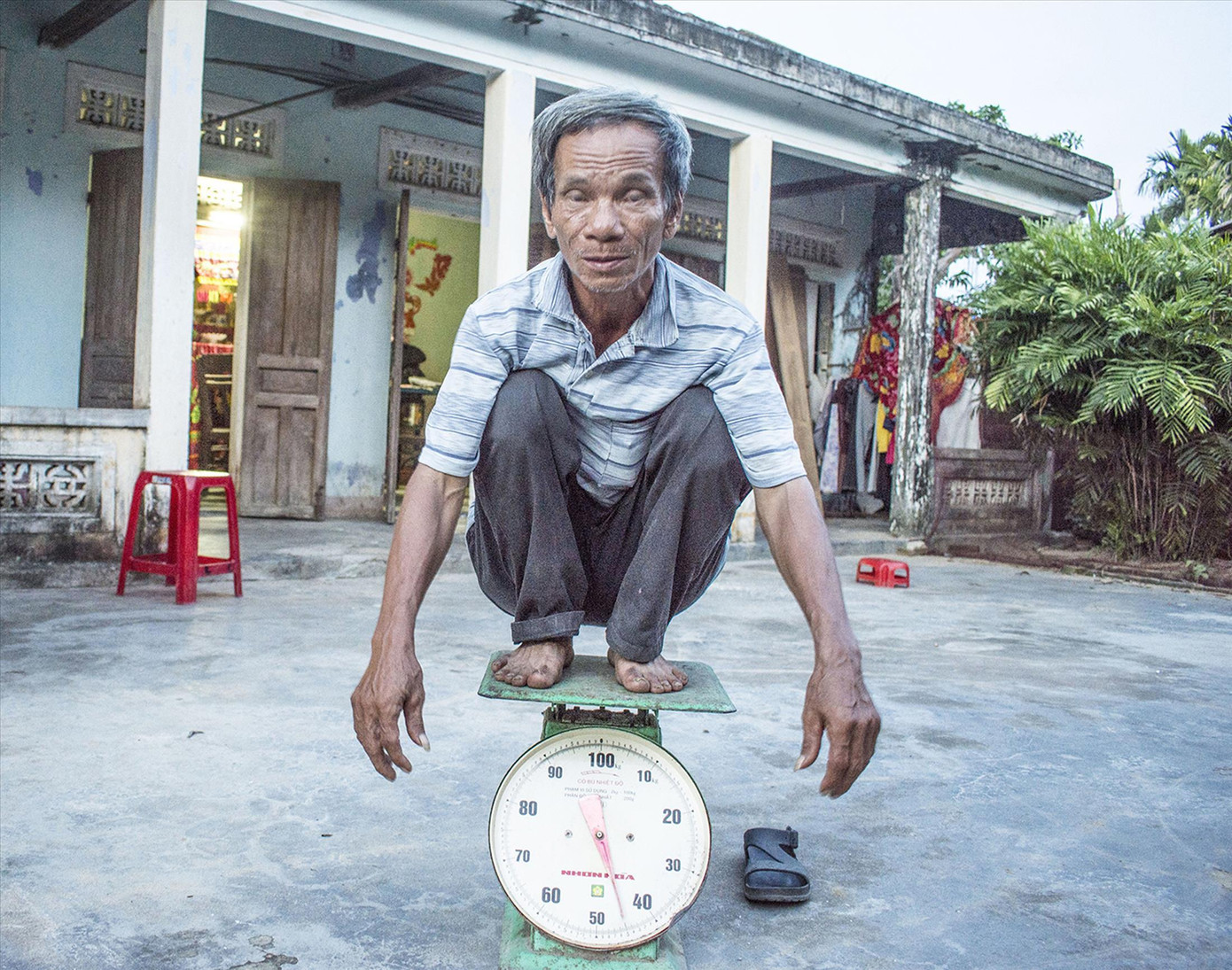 Lão nông Phạm Tấn Lực sụt giảm chỉ còn 46 kg sau lần bị hăm dọa. Ảnh: Văn Chương