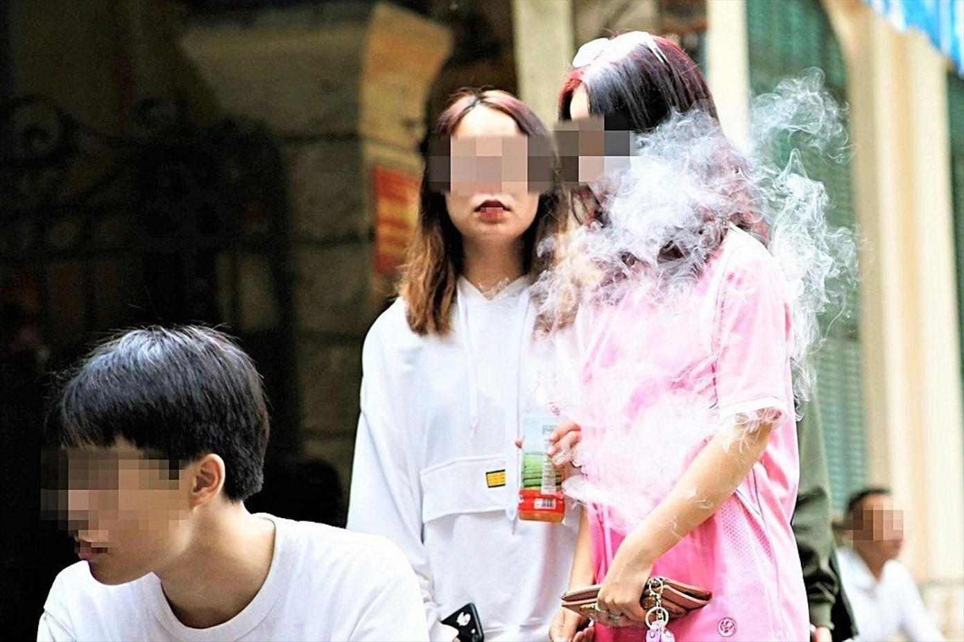 Ngày càng nhiều học sinh hút thuốc lá điện tử. Ảnh: Hoàng Mạnh Thắng Ngày càng nhiều học sinh hút thuốc lá điện tử. Ảnh: Hoàng Mạnh Thắng