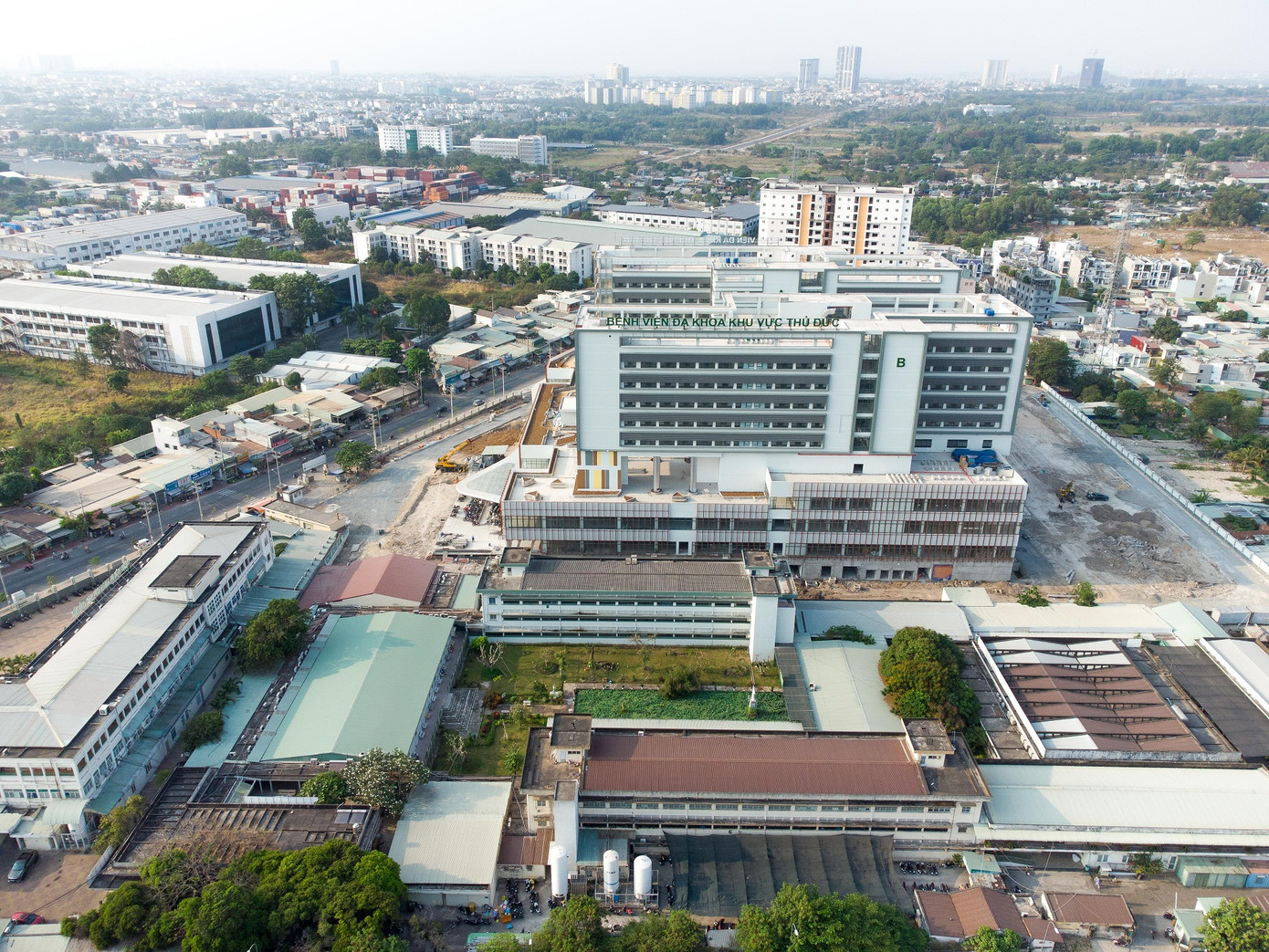 Công trình xây dựng Bệnh viện Đa khoa Thủ Đức sử dụng vốn đầu tư công cơ bản đã xây dựng xong phần thô nhưng gói thầu mua sắm trang thiết bị chưa được triển khai. Ảnh: Duy Anh