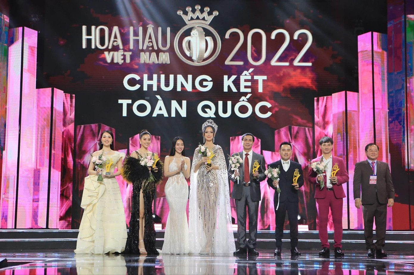 Nhà báo Lê Xuân Sơn, Trưởng BTC và bà Phạm Kim Dung, Phó Trưởng BTC trao hoa cảm ơn các thành viên giám khảo. Ảnh: TRỌNG TÀI