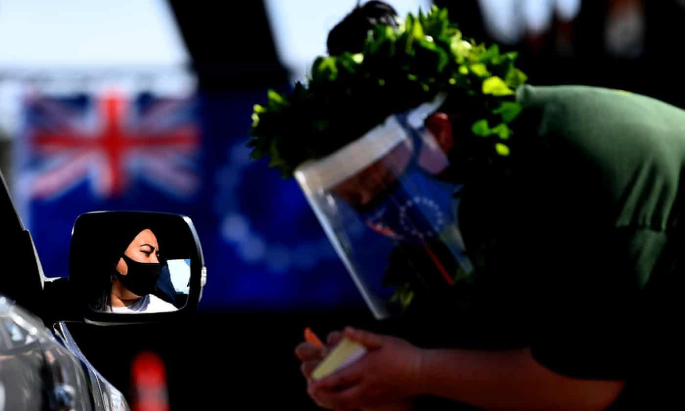 Người dân nói chuyện với một tình nguyện viên sau khi được tiêm ở Auckland, New Zealand Người dân nói chuyện với một tình nguyện viên sau khi được tiêm ở Auckland, New Zealand