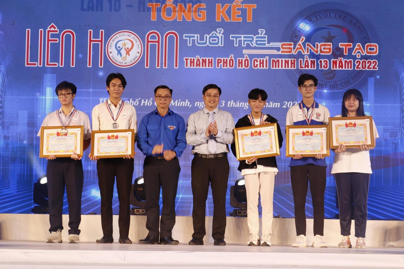 Trần Quốc Khánh (thứ 2, từ trái sang) nhận khen thưởng tại Liên hoan Tuổi trẻ sáng tạo 2022 do Thành Đoàn TPHCM tổ chức Trần Quốc Khánh (thứ 2, từ trái sang) nhận khen thưởng tại Liên hoan Tuổi trẻ sáng tạo 2022 do Thành Đoàn TPHCM tổ chức