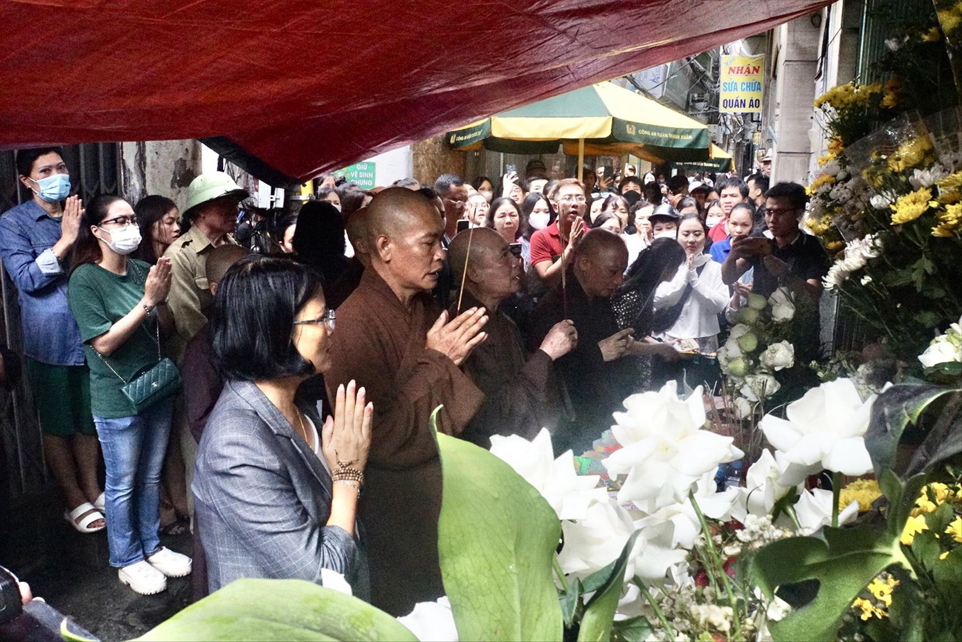 Lễ cầu siêu cho những nạn nhân xấu số tại hiện trường vụ cháy chung cư mini Lễ cầu siêu cho những nạn nhân xấu số tại hiện trường vụ cháy chung cư mini