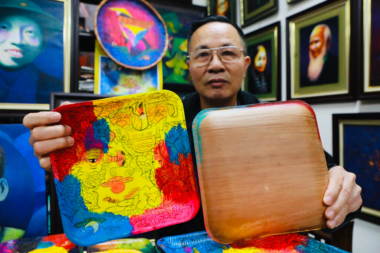 Họa sĩ Hoàng Trúc giới thiệu tranh Rồng vẽ trên mo cau Họa sĩ Hoàng Trúc giới thiệu tranh Rồng vẽ trên mo cau