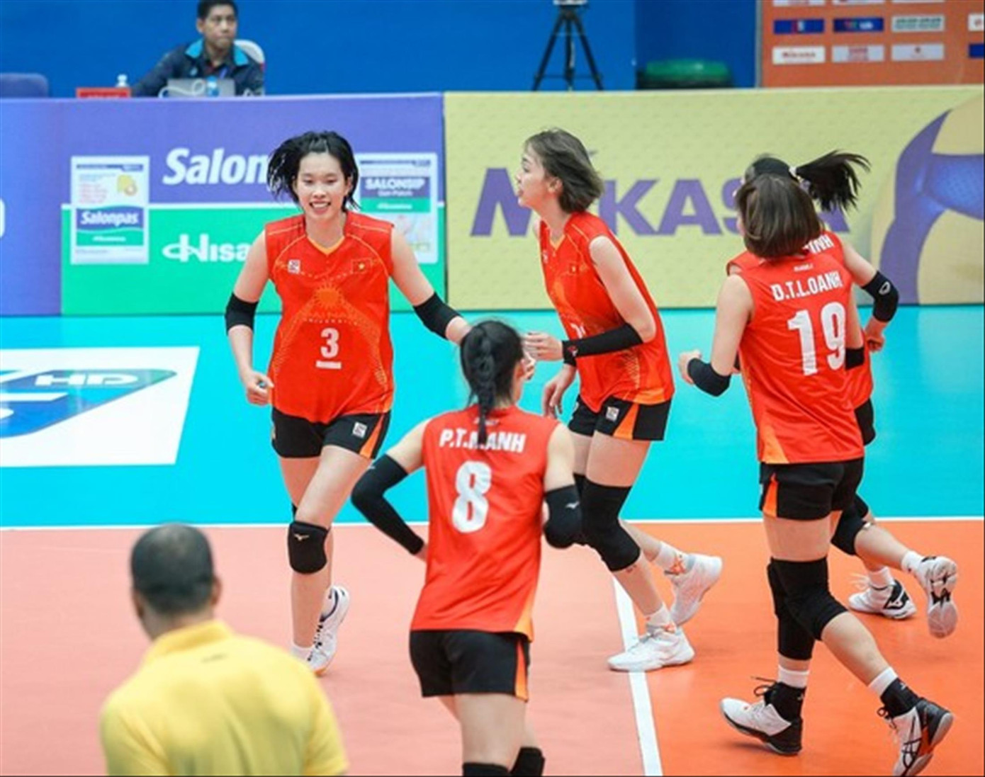 Các trụ cột không thi đấu, nhưng tuyển nữ Việt Nam vẫn thắng dễ 3-0