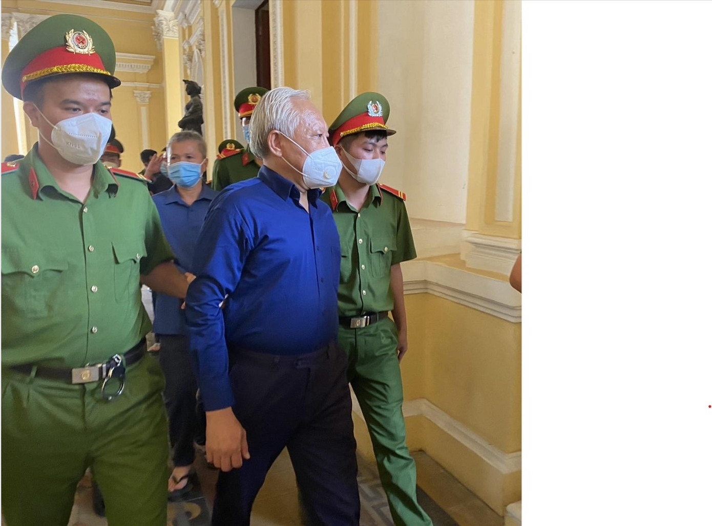 Dẫn giải bị cáo Phùng Ngọc Khánh sau phiên tòa ngày 17/3. Ảnh: PV