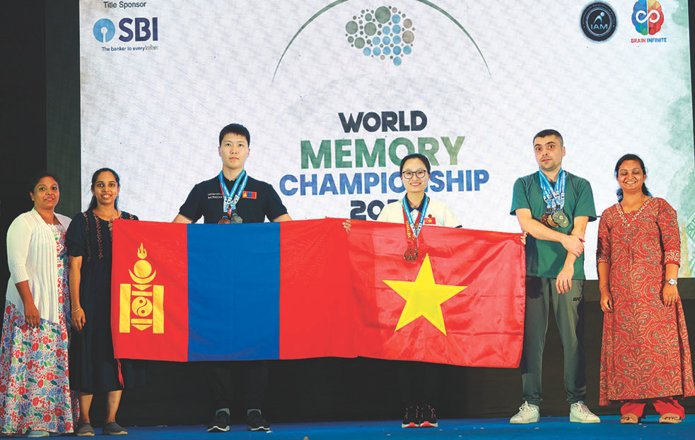 Đặng Ngọc Phương Trinh (thứ 3, bên phải) phá kỷ lục thế giới trong cuộc thi Siêu trí nhớ thế giới 2023. Ảnh: NVCC