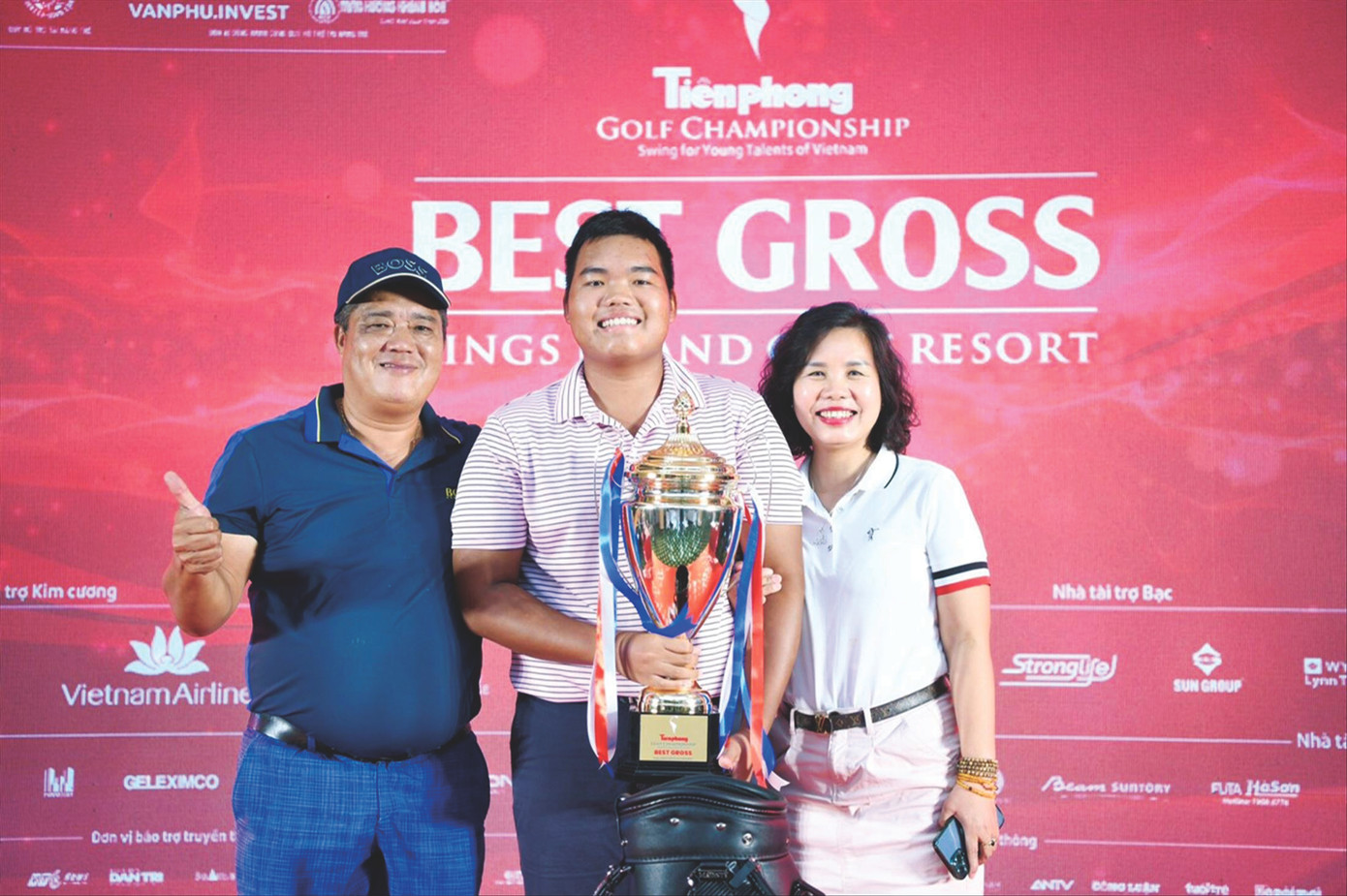 Đức Sơn rạng rỡ bên gia đình với chiếc Cúp vô địch Tiền Phong Golf Championship 2023. Ảnh: Như Ý Đức Sơn rạng rỡ bên gia đình với chiếc Cúp vô địch Tiền Phong Golf Championship 2023. Ảnh: Như Ý