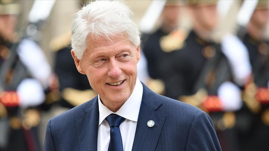 Tổng thống BillClinton năm 2000 thăm chính thức Việt Nam đã lẩy ra hai câu Kiều: “Sen tàn cúc lại nở hoa/ Sầu dài ngày ngắn đông đà sang xuân”.