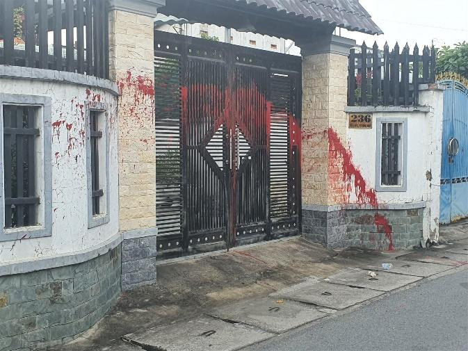 Một gia đình ở thành phố Biên Hòa bị tạt sơn vì không trả nợ thay. Ảnh: M.T