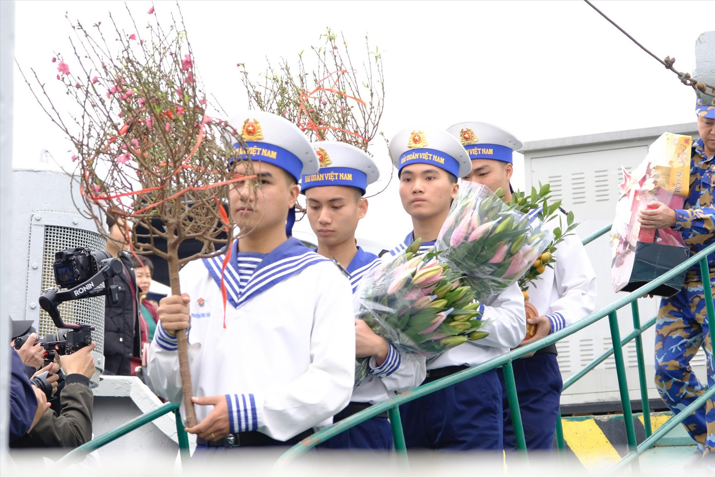 Cán bộ, chiến sĩ Tàu 634 mang mùa Xuân tới các đảo tiền tiêu. Ảnh: Châu Linh