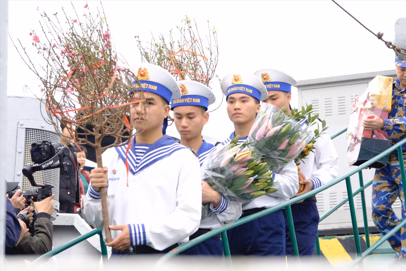 Cán bộ, chiến sĩ Tàu 634 mang mùa Xuân tới các đảo tiền tiêu. Ảnh: Châu Linh