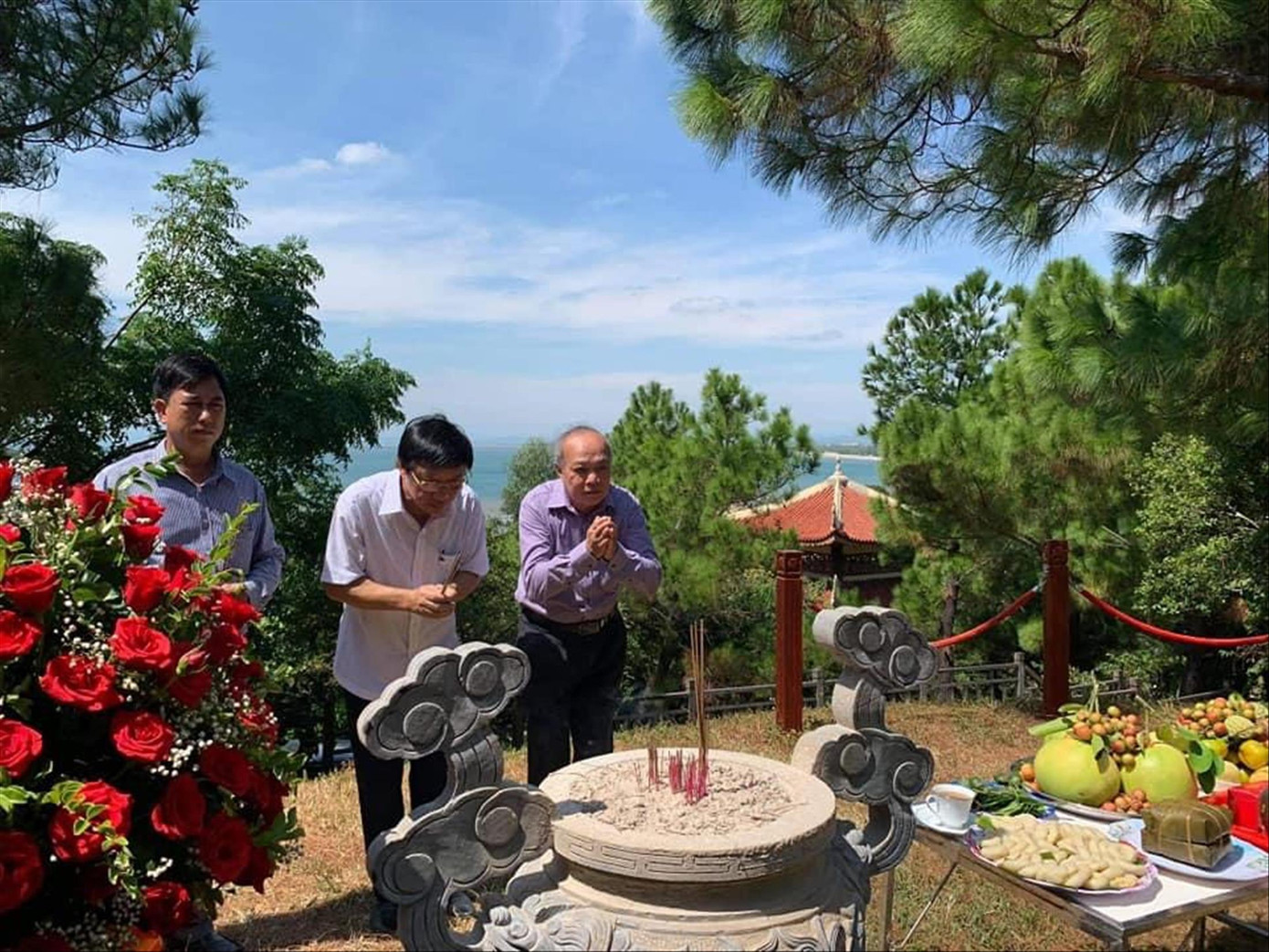 Hoa tươi luôn thắm trên mộ Ðại tướng