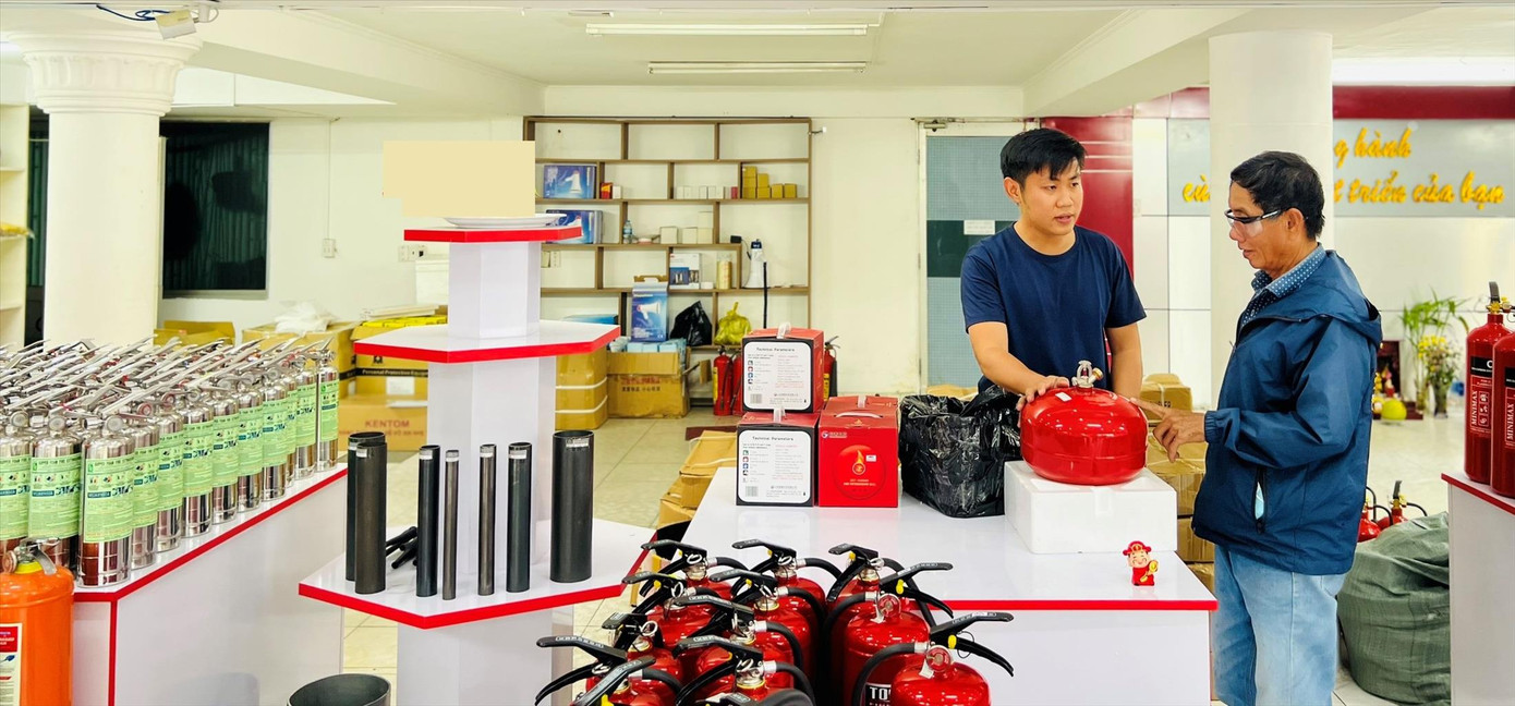 Người dân TPHCM tìm mua dụng cụ PCCC tại Trung tâm Thiết bị PCCC 4/10. Ảnh: U.P Người dân TPHCM tìm mua dụng cụ PCCC tại Trung tâm Thiết bị PCCC 4/10. Ảnh: U.P