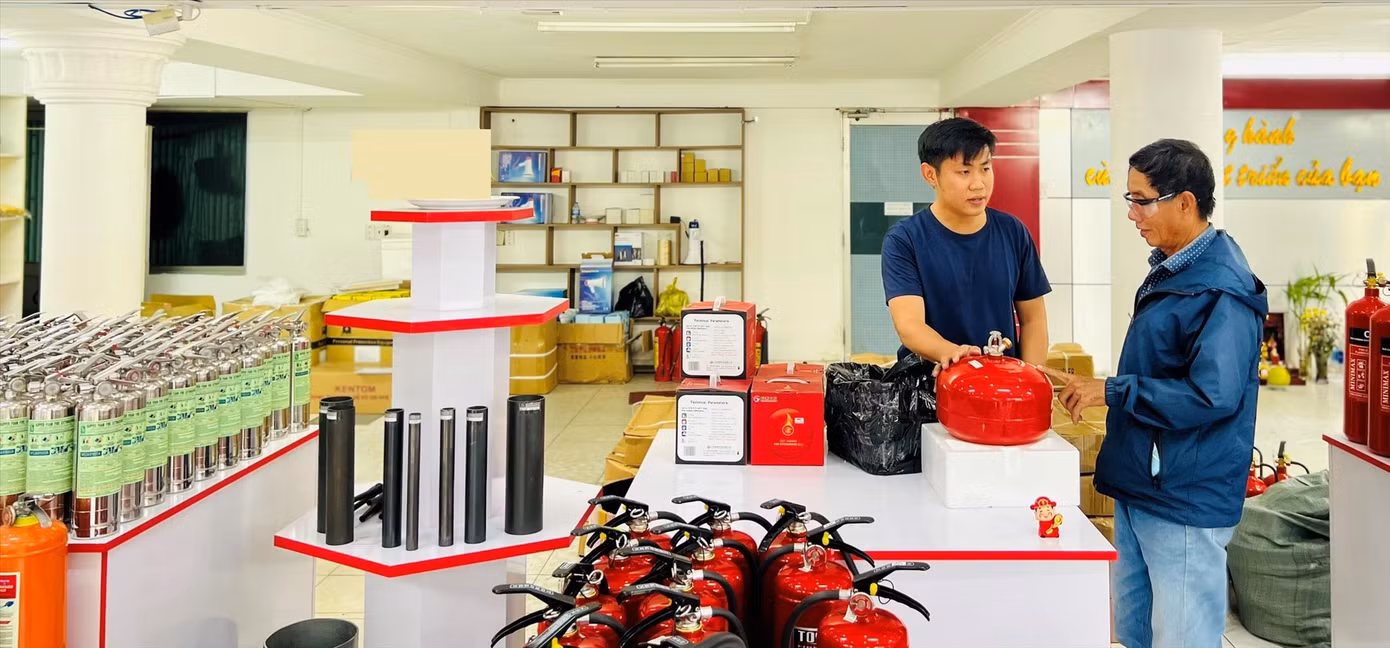 Người dân TPHCM tìm mua dụng cụ PCCC tại Trung tâm Thiết bị PCCC 4/10. Ảnh: U.P
