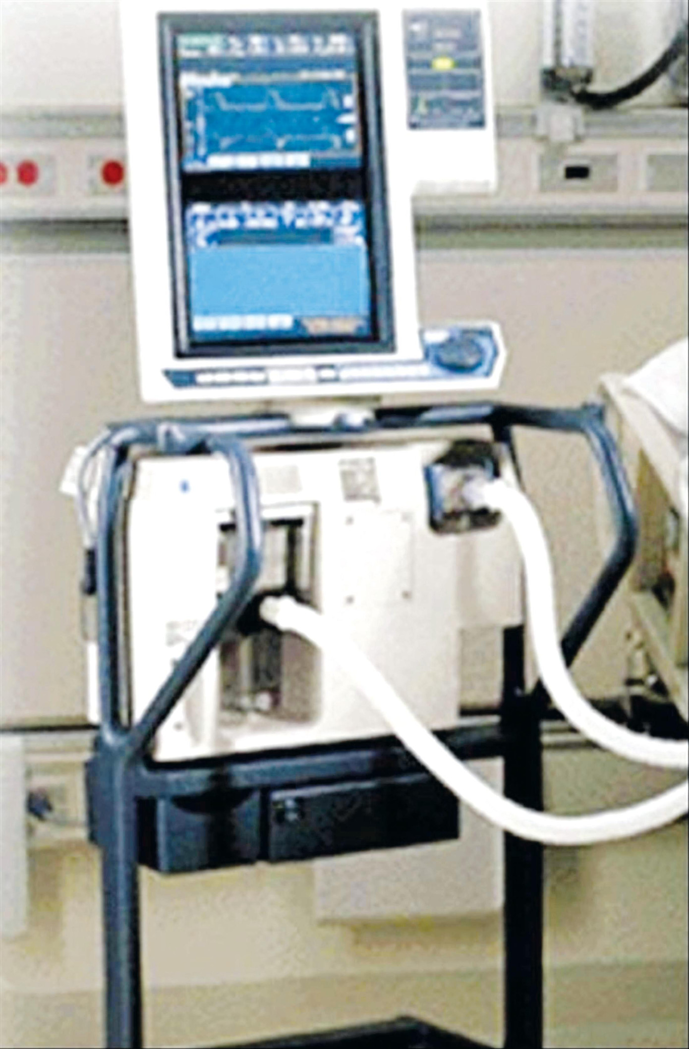 Máy thở có giá ở Singapore chỉ 160 triệu đồng nhưng khi trúng thầu vào bệnh viện được thổi lên 580 triệu đồng. Ảnh L.N Máy thở có giá ở Singapore chỉ 160 triệu đồng nhưng khi trúng thầu vào bệnh viện được thổi lên 580 triệu đồng. Ảnh L.N