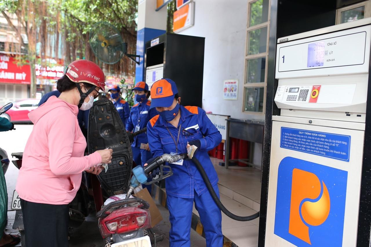 Theo Bộ trưởng Công Thương, Bộ đang tiến hành thanh tra 33 doanh nghiệp có chức năng nhập khẩu xăng dầu. Ảnh: Như Ý