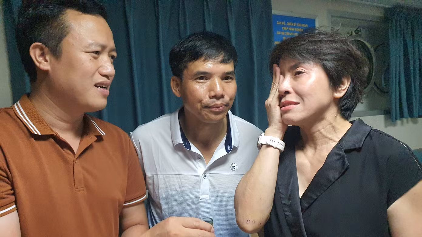 Chị Lệ Hoa, cảm động chia sẻ nỗi vất vả của với Tổ trưởng phục vụ Trần Trung Trường (bìa trái) và Tổng biên tập báo QK2 Đào Đức Hanh