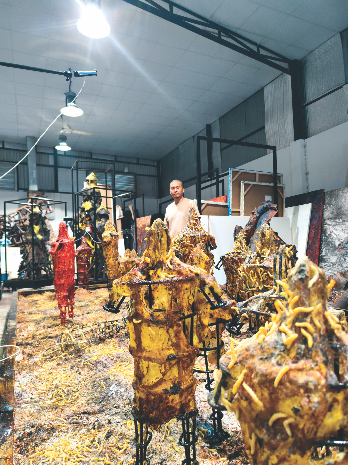 Họa sĩ Lê Hữu Hiếu bên tác phẩm Tằm Họa sĩ Lê Hữu Hiếu bên tác phẩm Tằm