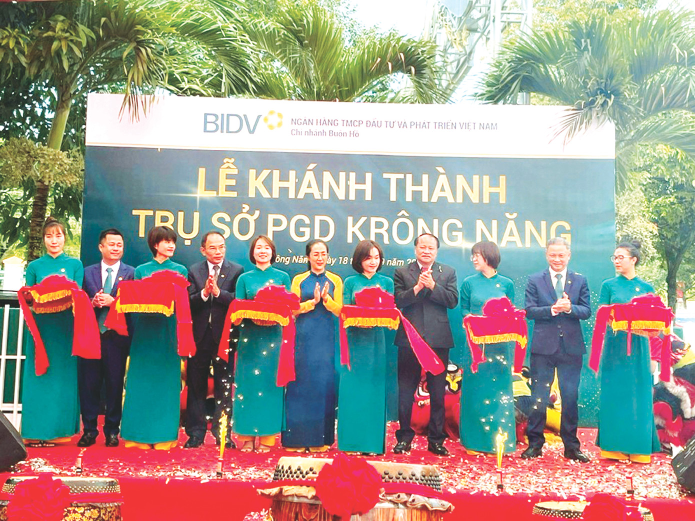 Lãnh đạo UBND huyện Krông Năng cùng các đại biểu cắt băng khánh thành trụ sở PGD BIDV Krông Năng