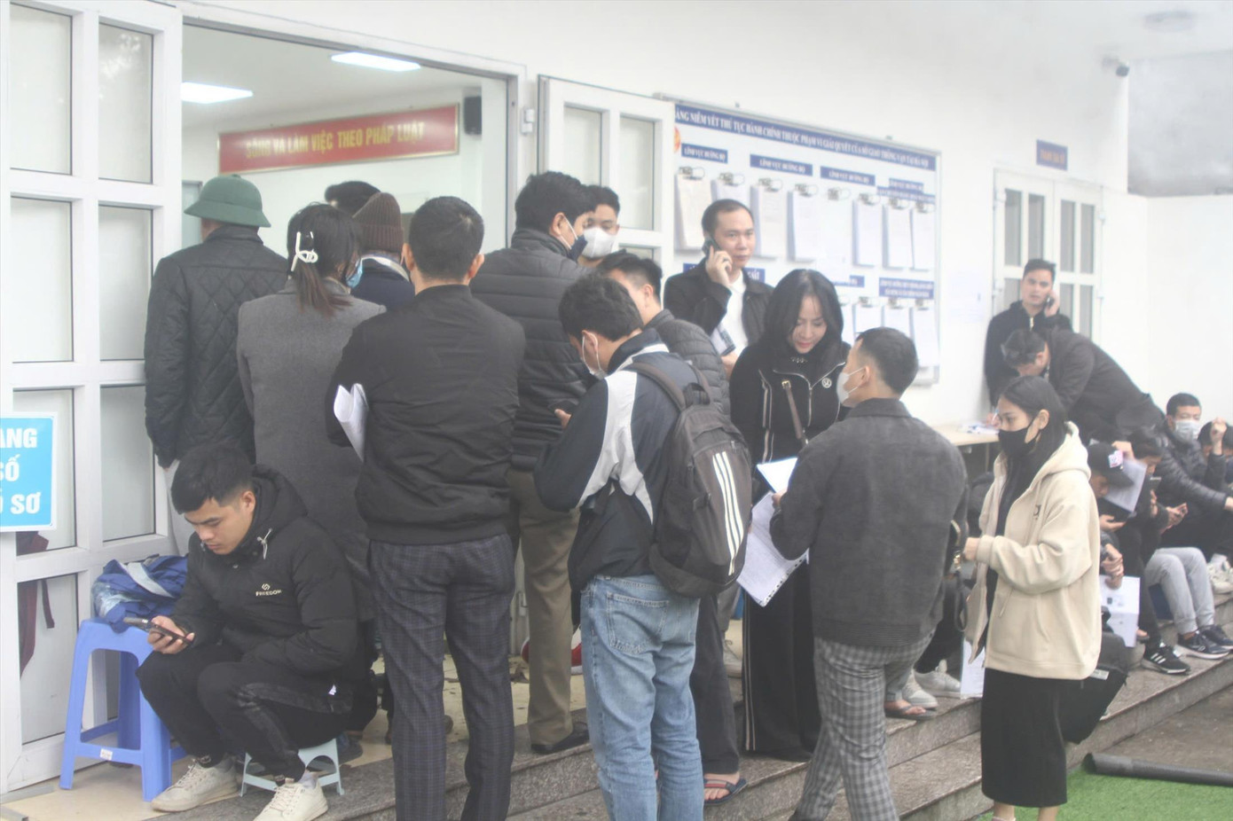 Người dân tập trung tại bộ phận một cửa thuộc Sở GTVT Hà Nội ở số 2 Phùng Hưng (Hà Đông, Hà Nội) để chờ làm thủ tục cấp, đổi GPLX. Người dân tập trung tại bộ phận một cửa thuộc Sở GTVT Hà Nội ở số 2 Phùng Hưng (Hà Đông, Hà Nội) để chờ làm thủ tục cấp, đổi GPLX.