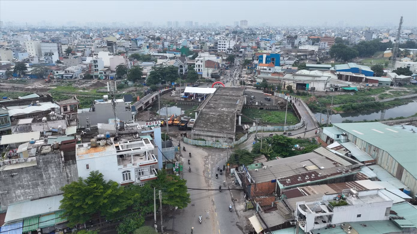Dự án cầu Tân Kỳ Tân Quý vừa được tái thi công. Ảnh: H.H Dự án cầu Tân Kỳ Tân Quý vừa được tái thi công. Ảnh: H.H