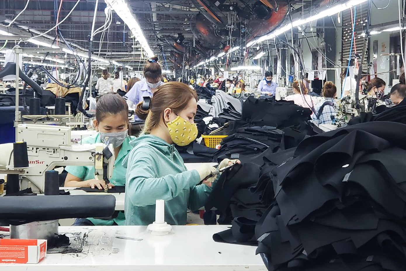 Doanh nghiệp dệt may Đà Nẵng hướng đến liên kết để tạo thành hệ sinh thái tận dụng các cơ hội từ các FTA. Ảnh: Giang Thanh