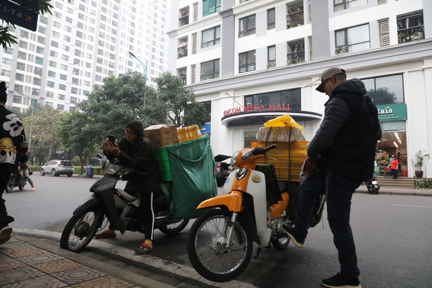 Áp Tết shipper mỗi ngày tại Hà Nội giao hàng trăm đơn hàng cho khách. Ảnh: Thành Đạt Áp Tết shipper mỗi ngày tại Hà Nội giao hàng trăm đơn hàng cho khách. Ảnh: Thành Đạt