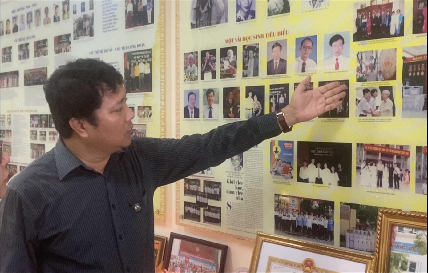 Ông Lê Trung Kiên giới thiệu các tấm ảnh chụp lại những khoảnh khắc đáng nhớ của cố Tổng Bí thư Nguyễn Phú Trọng tại trường THPT Nguyễn Gia Thiều.