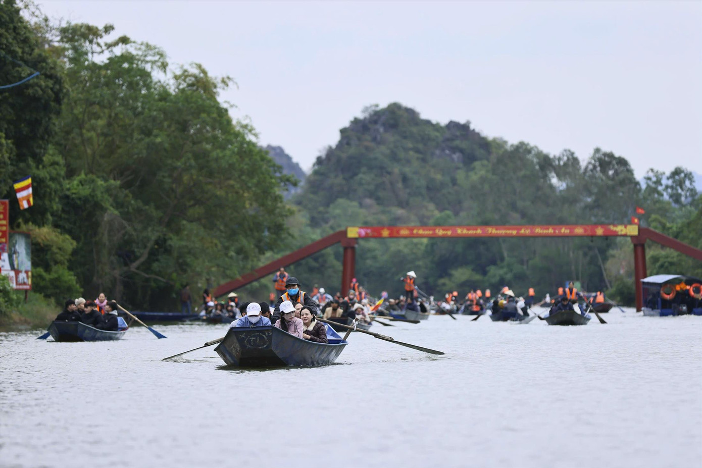 Việc check-in bằng vé điện tử giúp giảm thiểu tình trạng chen lấn, ách tắc ở lễ hội chùa Hương. Ảnh: NHẬT MINH