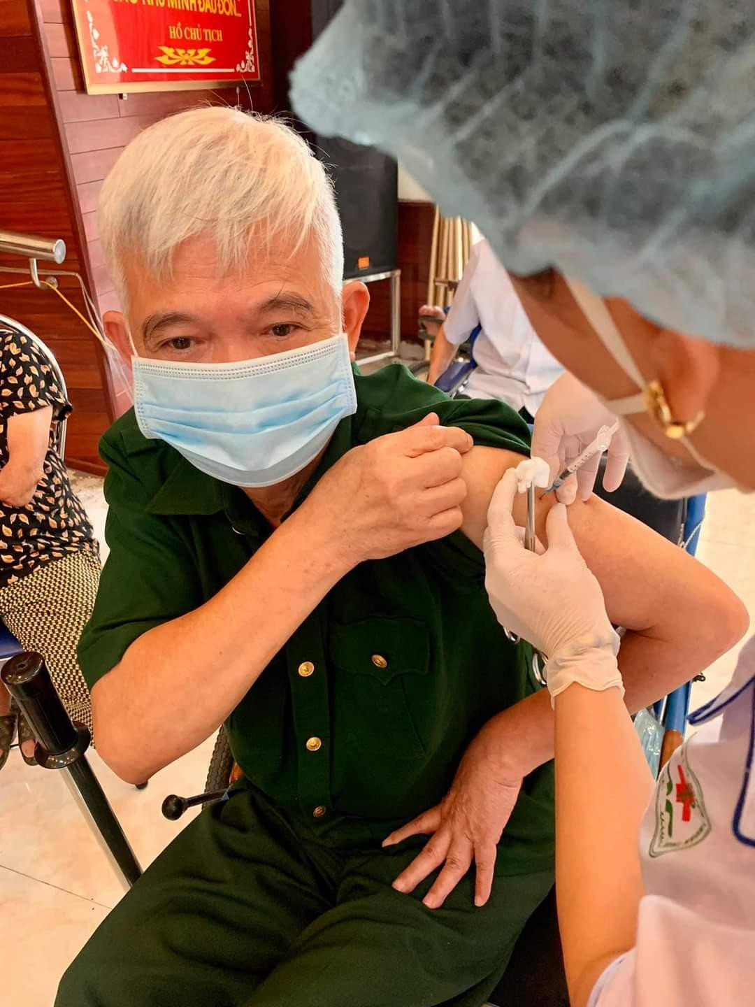 Thăm khám cho thương binh Thăm khám cho thương binh