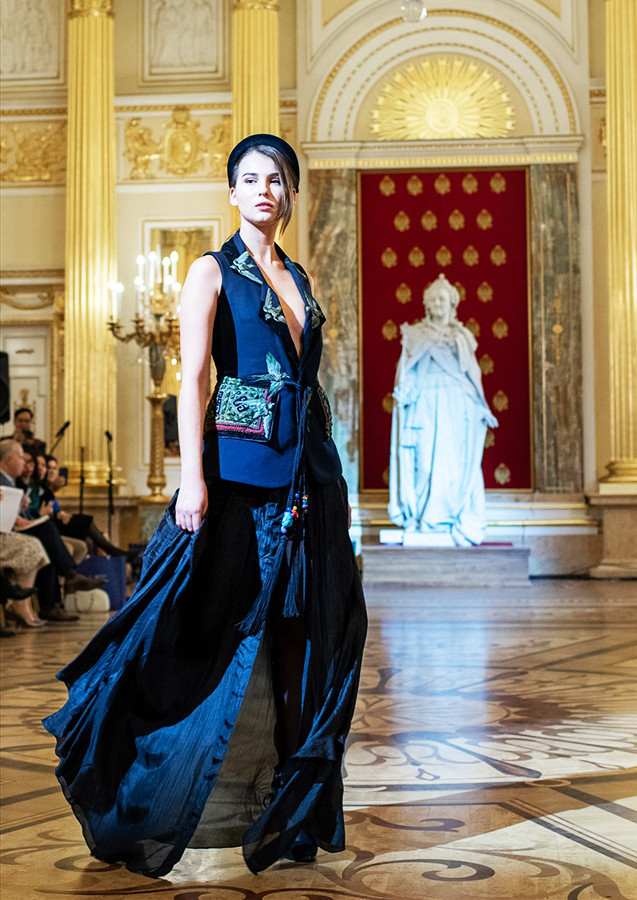 Người mẫu Italia biểu diễn thời trang trong trang phục lụa Việt